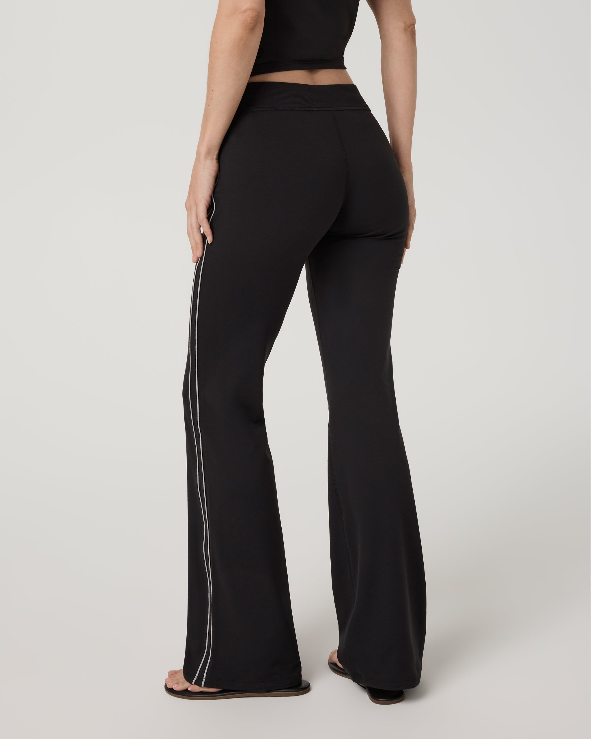 Vuori Halo Low Rise Slim Flare Retro Pant